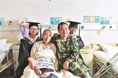 全班医院陪患病同学拍毕业照的感人故事