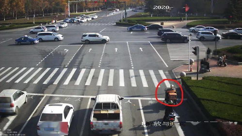 交通规则的警示与反思—三辆车同时闯红灯停在马路中间