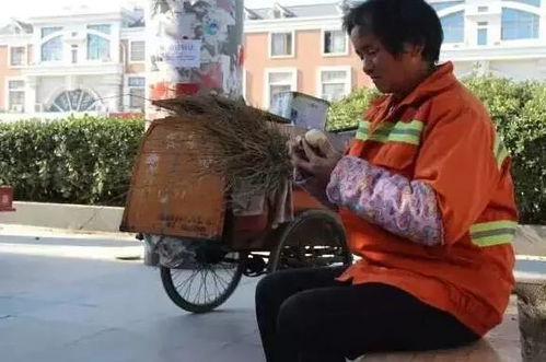享受生活的坚韧与智慧—双腿残疾男子的街头修鞋故事
