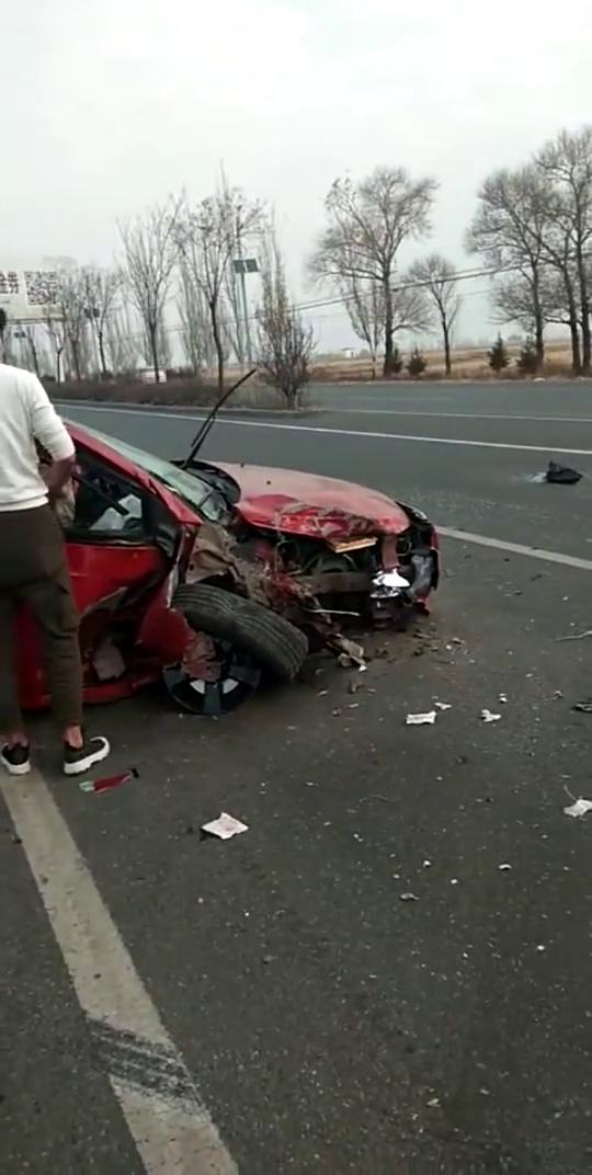 男生去钓鱼的路上遇到超大车祸现场
