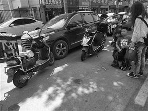 5岁男孩突然从车旁冲出被电动车撞倒