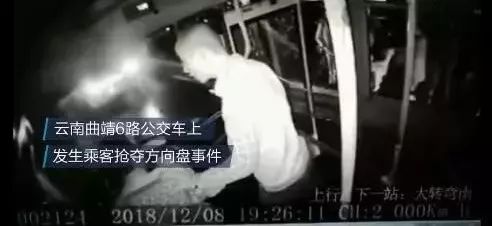 女店员遭遇惊险一幕，男子骚扰后被店长锁喉按倒