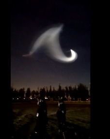多地网友目击，夜空浮现不明飞行物