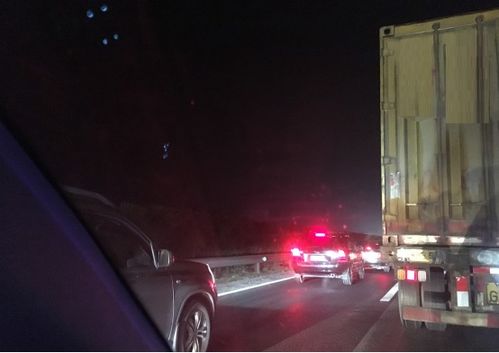 大货车车灯故障与陌生司机的跟随照明