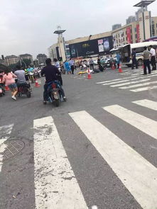 新闻速递骑手遭遇车祸，网友发现真相，当地迅速介入，妥善处理