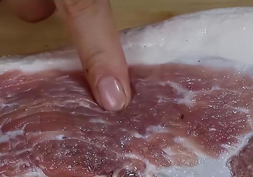 商家为猪肉涂抹硼砂的内幕曝光！