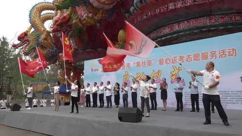 小姑娘挂着点滴也要给舅舅送考