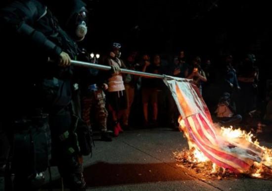 加州抗议者当街焚烧美国国旗的震撼画面