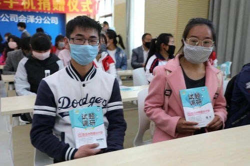 高考结束，挑行李回家的女生婉拒资助