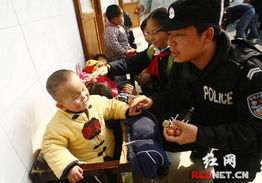 特警与小朋友的温馨互动