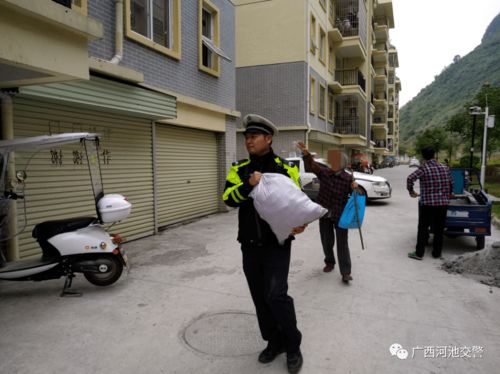 社区故事大爷用铁杆救火，社区回应如何帮助解决？